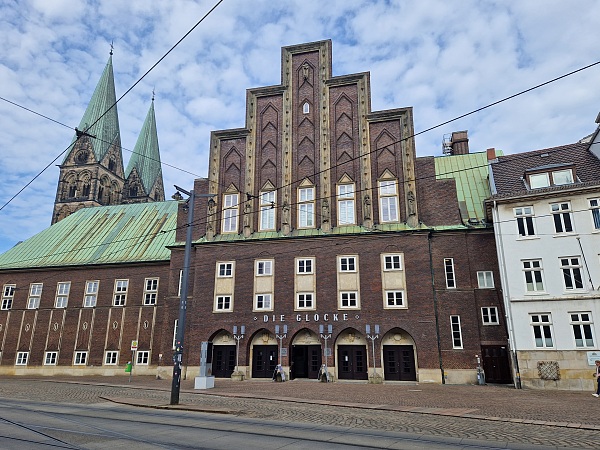 Das Gebäude der Glocke in Bremen an der Domsheide, Bremer Dom im Hintergrund